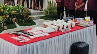 Barang bukti narkoba berupa 13,3 kilogram sabu dari jaringan internasional yang disita&nbsp;Satuan Reserse Narkoba Polrestabes Makassar. (Liputan6.com/ Fauzan)