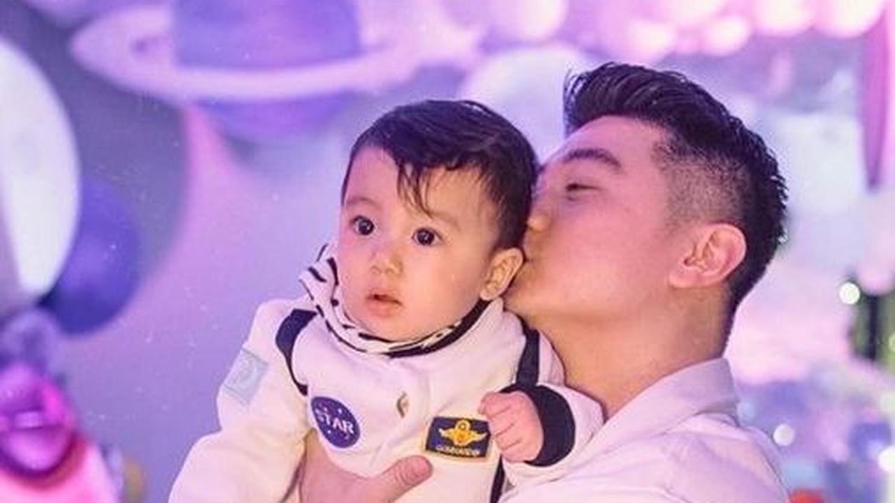 10 Potret Terbaru Baby Timo Anak Chef Arnold Kini Menginjak 7 Bulan, Gemesin Banget!