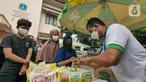 Warga membeli sembako murah di Kantor Kelurahan Cililitan, Jakarta, Rabu (2/2/2022). Pasar murah ini menyediakan minyak goreng dengan harga subsidi yakni Rp 14.000 per liter, beras 5kg dengan harga Rp 55.000 serta telur, susu UHT, gula pasir dan tepung terigu. (Liputan6.com/Herman Zakharia)