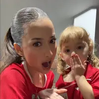 Jennifer Coppen dan Kamari Tampil Serasi Dukung Justin Hubner di Laga Timnas vs Bulgaria. [@jennifercoppenreal20].