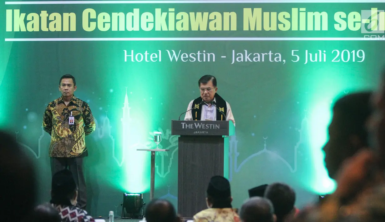 Wapres sekaligus Ketua Dewan Penasehat ICMI, Jusuf Kalla memberikan sambutan pada acara Halalbihalal ICMI yang bertajuk Rekonsiliasi untuk Bangsa di Jakarta, Jumat (5/6/2019). ICMI mengajak masyarakat melakukan rekonsiliasi dan bergandengan tangan untuk membangunan Indonesia. (Liputan6.com/HO/Job)