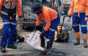 Tim Unit Rekasi Cepat Dinas SDABMBK Kabupaten Bekasi, Jawa Barat memperbaiki jalan rusak di Ruas Jalan Inspeksi Kalimalang pada Minggu 1 Mei 2026. (Antara)