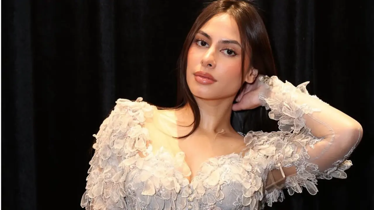Gaya Valerie Thomas Tampil Pantsless