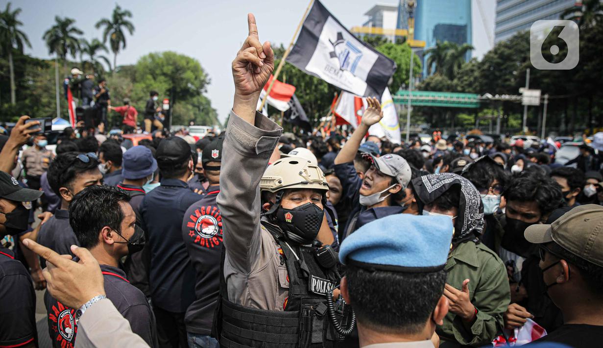 Massa Aliansi BEM SI saling dorong dengan polisi saat menggelar aksi peringatan evaluasi dua tahun Kabinet Indonesia Maju di kawasan Patung Kuda, Jakarta, Kamis (21/10/2021). Aksi ini bentuk penyampaian aspirasi dan kritik atas kinerja pemerintahan Jokowi-Ma'ruf Amin. (Liputan6.com/Faizal Fanani)