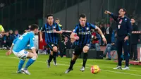 Gelandang Inter Milan, Ivan Perisic (R) berusaha membawa bola melewati bek Napoli, Elseid Hysaj pada lanjutan Liga Serie A di  San Paolo, Naples, Italia (30/11). Napoli menang atas Inter Milan dengan skorg 2-1. (AFP/CARLO Hermann)