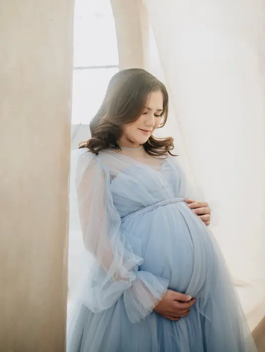 Masayu tampak anggun mengenakan gaun berbahan tule warna biru muda. Kini, perut perempuan kelahiran Bandung 27 tahun silam terlihat sangat besar.[Instagram/masayuclara]