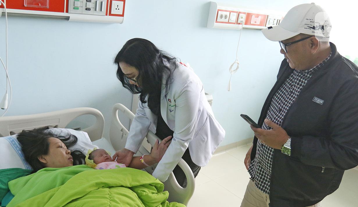 Spesialis kebidanan dan kandungan dr. Juniati Caroline Simanjuntak, Sp. OG  berbincang dengan Regina (43) usai melahirkan di RSUD Pasar Minggu, Jakarta, Kamis (20/2/2020). Bayi pasangan Regina dan Andre (47) lahir di tanggal 20 bulan 02 tahun 2020 atau 20-02-2020. (Liputan6.com/Herman Zakharia)