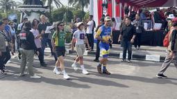 Pembalap sepeda wanita UCI MTB Eliminator 2024 asal Brasil, Aline Simoes (tengah) saat mengikuti rangkaian acara Festival Budaya Isen Mulang di Bundaran Palangkaraya, Minggu (19/5/24) pagi. (Bola.com/Ade Yusuf Satria)