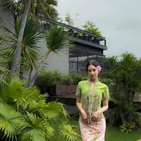 Warna hijau lembut tersebut terasa begitu selaras dengan latar taman tropis yang rimbun, membuat keseluruhan tampilan Anya terlihat menyatu dengan suasana alam yang asri. [@anyageraldine].