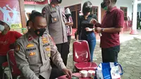 Selebgram yang juga cosplayer Larissa Rochefort, membuka posko vaksinasi booster untuk ratusan warga di wilayah Tangerang Raya