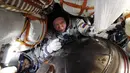Astronot NASA Richard Arnold, Andrew Feustel, dan kosmonot Roscosmos Oleg Artemyev berusaha keluar dari kapsul ruang angkasa Soyuz MS-08 sesaat setelah mendarat di luar Kota Dzhezkazgan, Kazakhstan, Kamis (4/10). (Maxim Shipenkov/Pool/AFP)