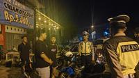 Anggota Satlantas Polres Purbalingga mengamankan terduga pebalap liar saat patroli untuk memberantas premanisme, Sabtu (10/5/1015).