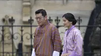 Raja Bhutan Jigme Kesar Namgyel Wangchuck dan Ratu Jetsun Pema Wangchuck tiba menjelang penobatan Raja Charles III dan Permaisuri Camilla di London, Sabtu, 6 Mei 2023. (AP Photo/Kin Cheung)