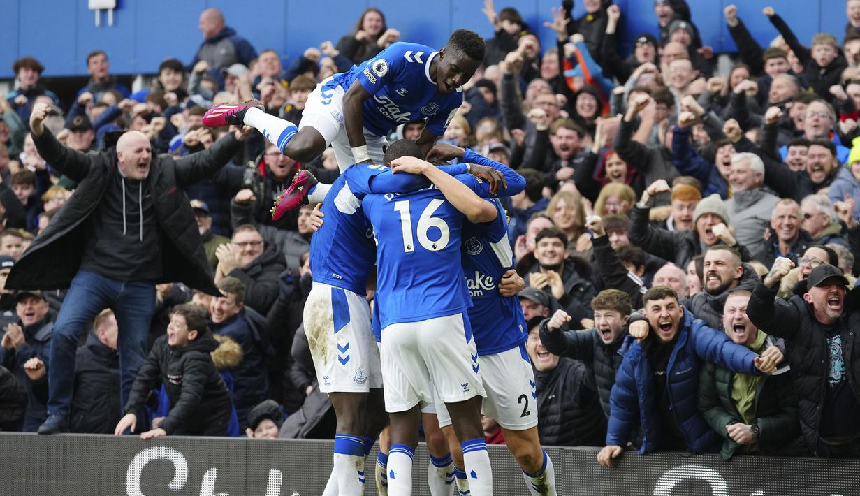 Pemain Everton melakukan selebrasi setelah James Tarkowski mencetak gol ke gawang Arsenal pada laga pekan ke-22 Liga Inggris 2022/2023 yang berlangsung di Goodison Park, Sabtu (04/02/2023). Arsenal kalah dengan skor 0-1 dari Everton. (AP/Jon Super)