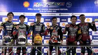 Pasangan pembalap dari Yamaha BAF Yamalube Akai Jaya MBKW2 Racing, Aldi Satya Hendra dan Galang Hendra, berhasil keluar sebagai juara dalam Shell bLU cRU Yamaha Endurance Festival 2023 yang berlangsung di Sirkuit Mandalika, Lombok, Minggu (22/10/2023). (Bola.com/Ikhwan Yanuar Harun)