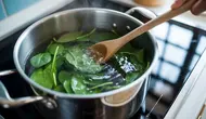 Cara Masak Bayam agar Tidak Menghitam dan Nutrisinya Tetap Terjaga