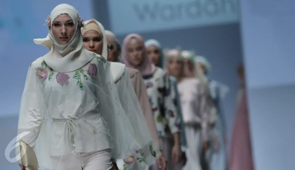Sejumlah model membawakan busana rancangan Dian Pelangi  pada hari kedua Jakarta Fashion Week (JFW) 2016 di Jakarta, (25/10/2015). Desainer muda tersebut memamerkan busana sporty yang kekinian dan bernuansa playfull. (Liputan6.com/Herman Zakharia)