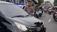 Viral aksi nekat mobil lawan arus di Jalan Gunung Sahari, Sawah Besar, Jakarta Pusat. (TikTok @ky_barnetto96).