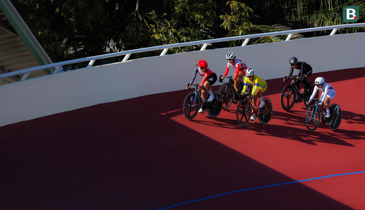 Sementara, untuk medali emas diraih Zubir Nur Aisyah Mohamad (Malaysia) dan Valencia Tan (Singapura) yang membawa pulang medali perak. (Bola.com/Bagaskara Lazuardi)