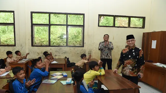 Wamendikdasmen Atip Latipulhayat melakukan inspeksi mendadak (sidak) ke sekolah di Garut, Jawa Barat.