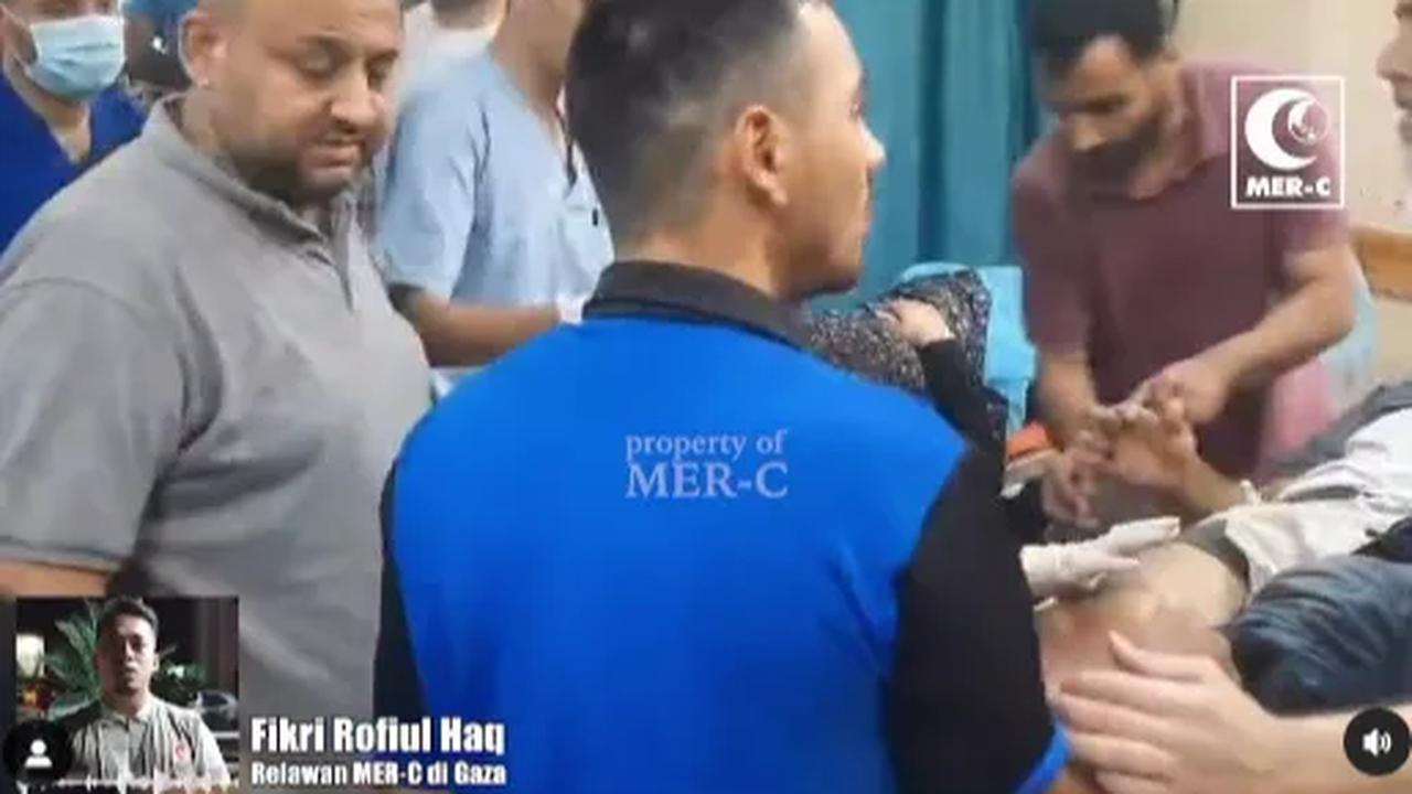 Dikatakan, ini merupakan kali pertama dirinya memegang jenazah para syuhada di Gaza. <br>