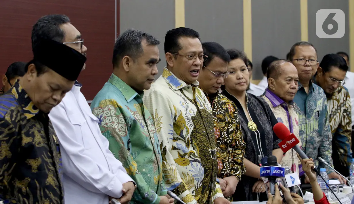 Ketua MPR Bambang Soesatyo (tengah) memberi keterangan usai memimpin rapat pimpinan di Komplek Parlemen, Jakarta, Senin (14/10/2019). Rapat menyepakati pembentukan empat alat kelengkapan MPR yaitu Badan Sosialisasi, Pengkajian, Penganggaran, dan Komisi Kajian Ketatanegaraan.(Liputan6.com/JohanTallo)