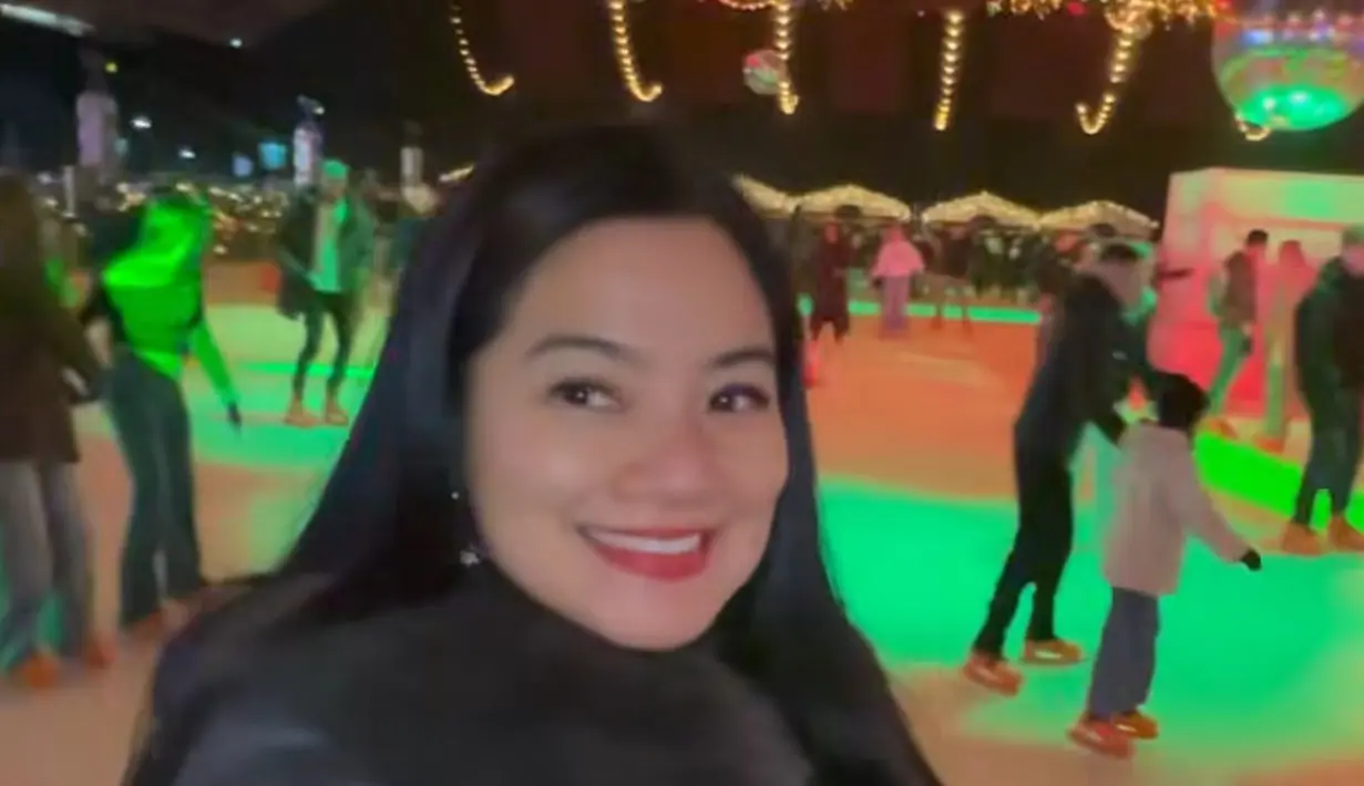 Titi juga mengenakan jaket hitam dengan model kerah berbulu. Rambut panjangnya dibiarkan terurai lurus.  [@titi_kamall]