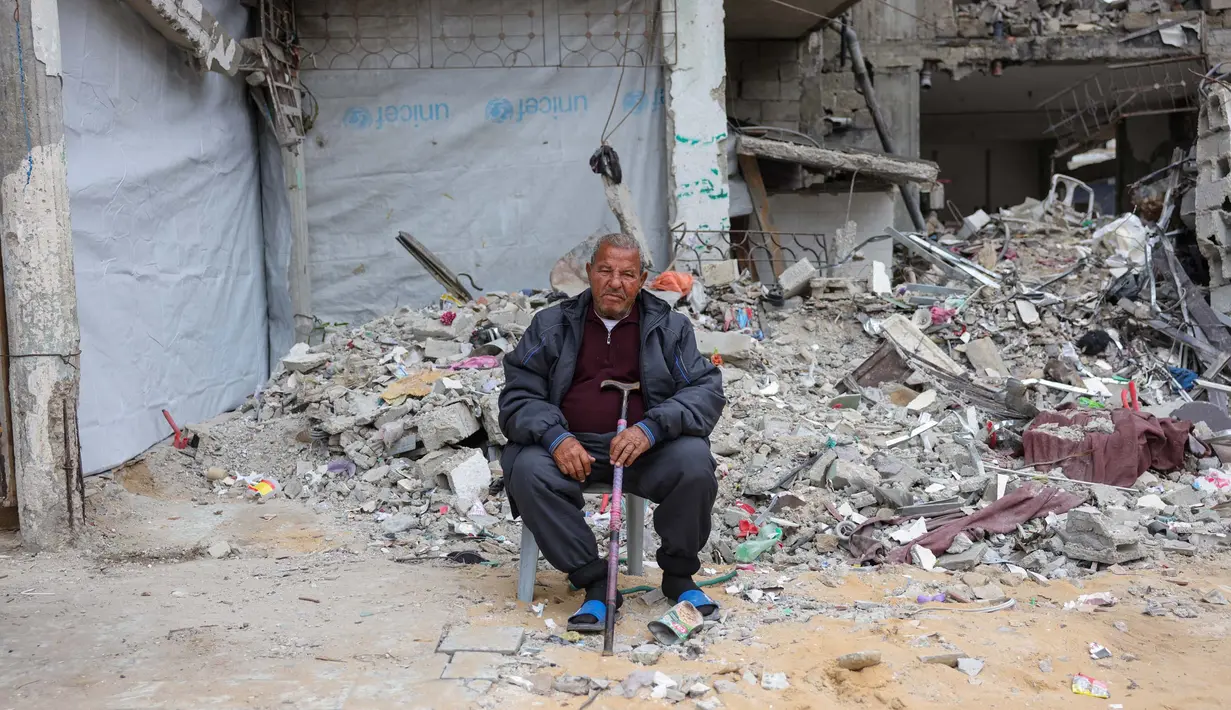 Mohammed Kanoua, 80 tahun, berpose di depan rumahnya yang hancur di Jabalia, Jalur Gaza utara, pada 9 Februari 2025. (Bashar TALEB/AFP)