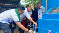 Perwakilan dari PT. Sarana Multi Infrastruktur (SMI) dan Bupati Timor Tengah Utara Juandi David (kanan) mencoba fasilitas sumur bor di Desa Humusu Wini, Kecamatan Insana Utara, Kabupaten Timor Tengah Utara. (Liputan6.com/ ist)