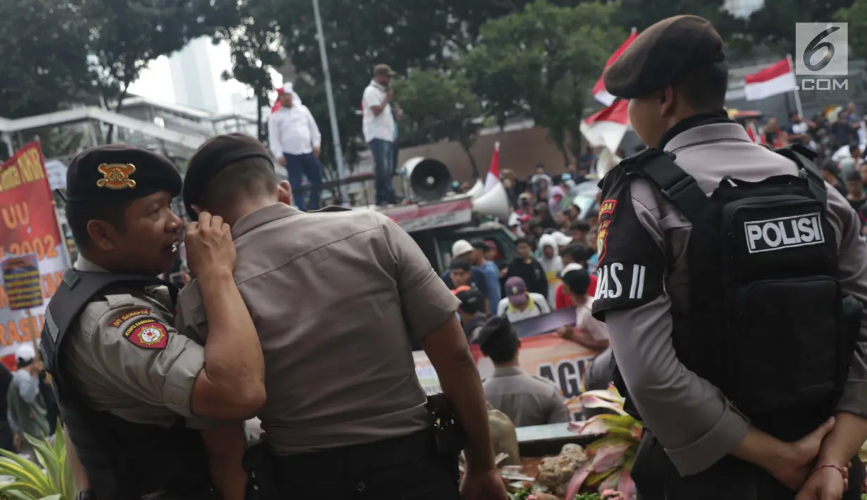 Petugas kepolisian berjaga di depan lobi gedung KPK, Jakarta, Jumat (20/9/2019). Sejak penetapan pimpinan KPK terpilih 2019-2013 dan isu RUU KPK mengemuka di masyarakat, gedung KPK menjadi sasaran aksi massa maupun mahasiswa berunjuk rasa. (Liputan6.com/Helmi Fithriansyah)