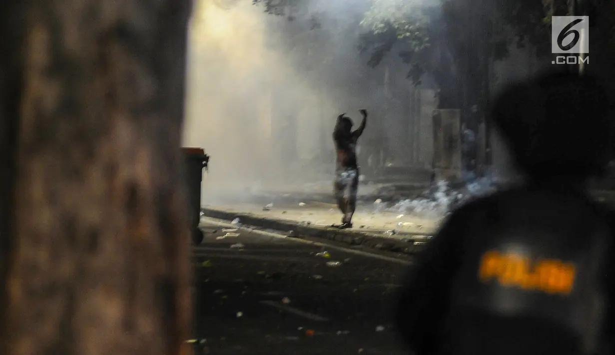 Seorang demonstran melakukan perlawanan ke arah barikade Polisi di kawasan Tanah Abang, Jakarta Pusat, Rabu (22/5/2019). Massa terus melakukan perlawanan meski polisi menembakkan gas air mata pasca buntut dari unjuk rasa di depan kantor Bawaslu. (Liputan6.com/Herman Zakharia)