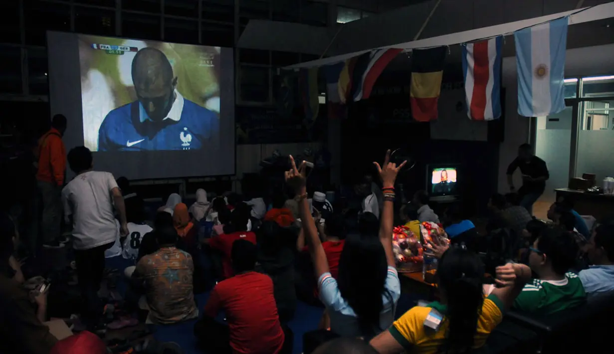 Awak media pendukung Timnas Jerman di kantor PSSI di Senayan, Jakarta, (5/7/2014), bersorak merayakan kemenangan Der Panzer atas Perancis 1-0. (Liputan6.com/Helmi Fithriansyah)