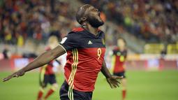 Striker Belgia, Romelu Lukaku, melakukan selebrasi usai mencetak gol ke gawang Siprus pada laga Kualifikasi Piala Dunia 2018 di Stadion King Baudouin, Brussels, Selasa (10/10/2017). Belgia menang 4-0 atas Siprus. (AP/Olivier Matthys)