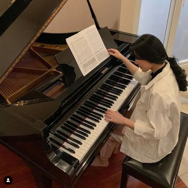 6 Potret Pesona Isyana Sarasvati saat Bermain Alat Musik, Mahir Sejak Kecil