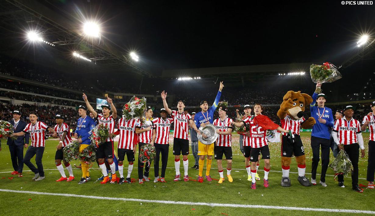 Kemenangan atas Heerenveen membuat PSV kokoh bercokol di puncak klasemen sementara Eredivisie Belanda dengan nilai 79. Dengan pertandingan menyisakan tiga laga lagi, keunggulan 12 angka PSV tak mungkin dikejar Ajax Amsterdam. (psv.nl)