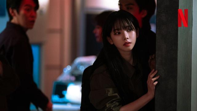 Karina Aespa dalam variety show Korea Agents of Mystery. (Instagram/ netflixkr)