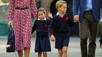 Putri Charlotte dan Pangeran George saat hari pertama masuk sekolah di Thomas's Battersea. (Aaron Chown / POOL / AFP)