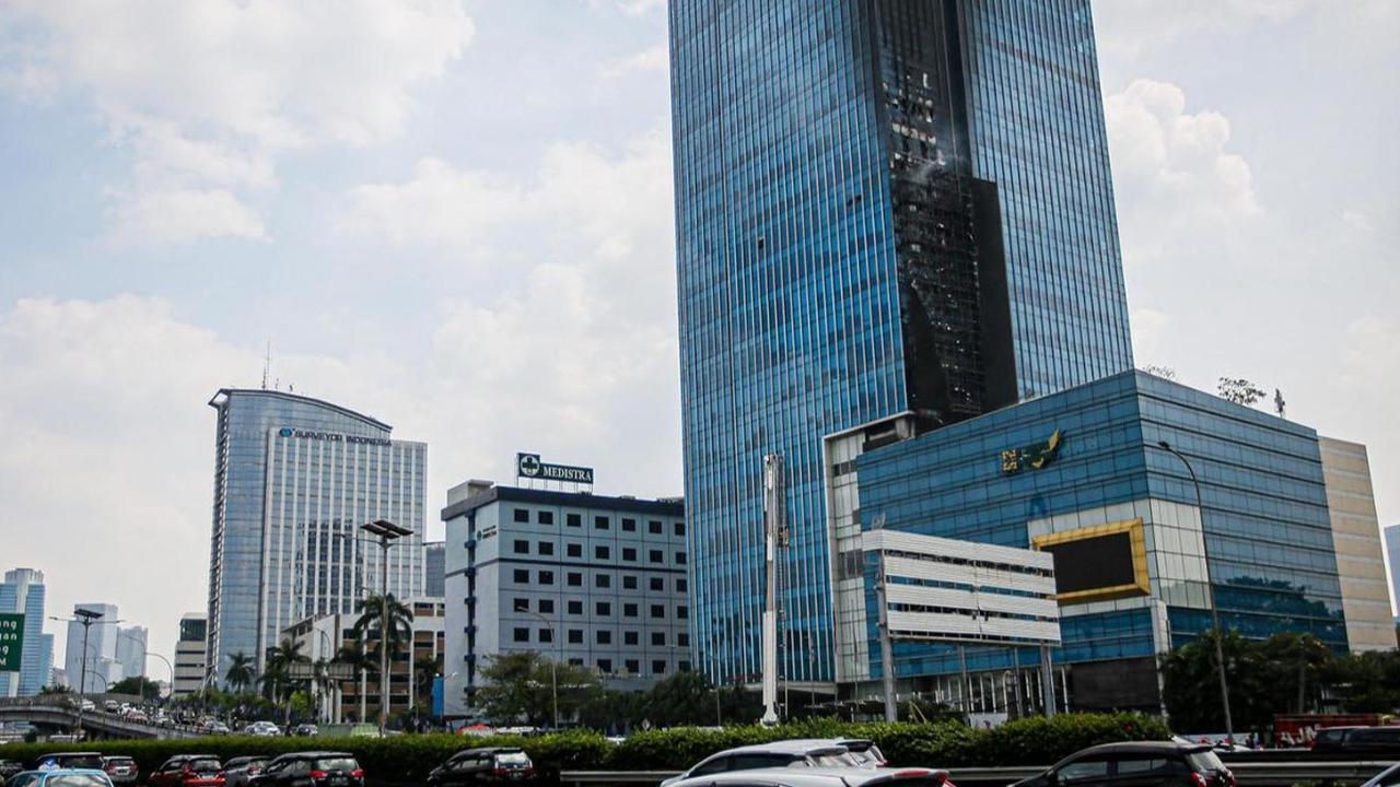 Kebakaran terjadi di Gedung K-Link Tower, Jalan Gatot Subroto, Jakarta, Sabtu (15/7/2023).

Berikut foto-foto kondisinya: