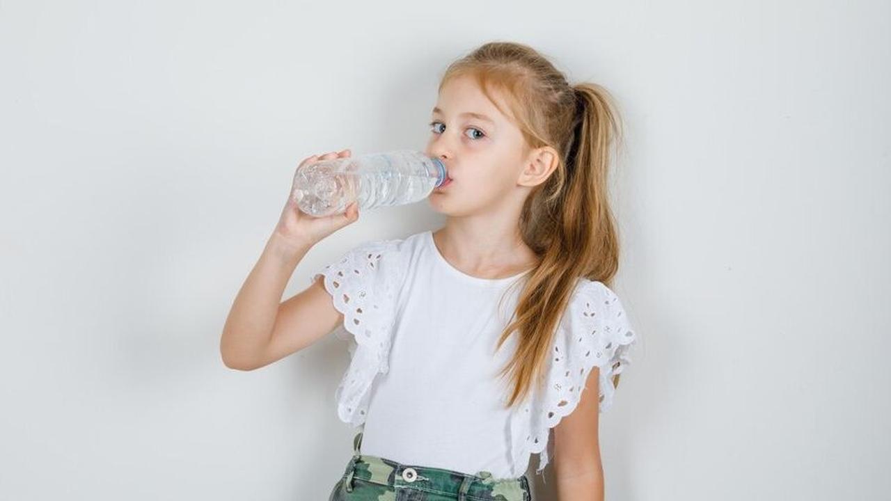 Tips yang Bisa Diterapkan Agar Anak Lebih Suka Minum Air Putih