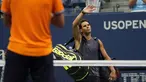 Petenis Spanyol, Rafael Nadal meninggalkan lapangan usai mengundurkan diri saat melawan Juan Martin del Potro dari Argentina pada semifinal AS Terbuka 2018, Jumat (7/9).Nadal tak mampu melanjutkan pertandingan disebabkan cedera lutut. (AFP/kena betancur)