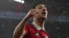 Pemain Manchester United Diogo Dalot melakukan selebrasi setelah timnya memenangkan adu penalti melawan Brighton and Hove Albion pada pertandingan sepak bola semifinal Piala FA di Stadion Wembley, London, Minggu (23/4/2023). (AP Photo/Alastair Grant)