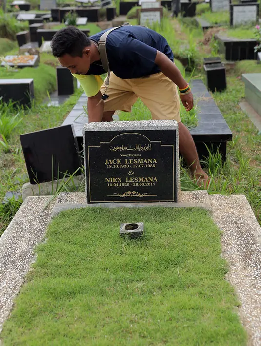 Jack lesmana dan Nien lesmana di makamkan satu liang lahat. Sebelum meninggal dunia pada 28 Juni 2017, Nien sehari sebelumnya mengumpulkan 100 orang untuk foto bersama dalam halal bihalal. (Deki Prayoga/Bintang.com)