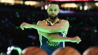 Pemain Golden State Warriors, Stephen Curry bersiap saat Three Point Contest NBA All Star 2024 di Gainbridge Fieldhouse, Indianapolis, Amerika Serikat, Minggu (18/2/2024) WIB. (AFP/Getty Images/Stacy Revere)
