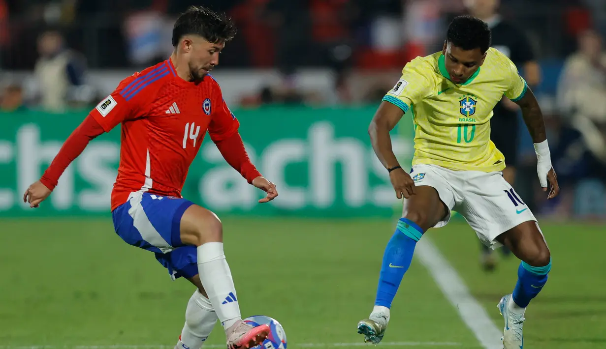 Chile dan Brasil seringkali terlibat saling adu serang dan memiliki peluang untuk mencetak gol. (Javier TORRES/AFP)
