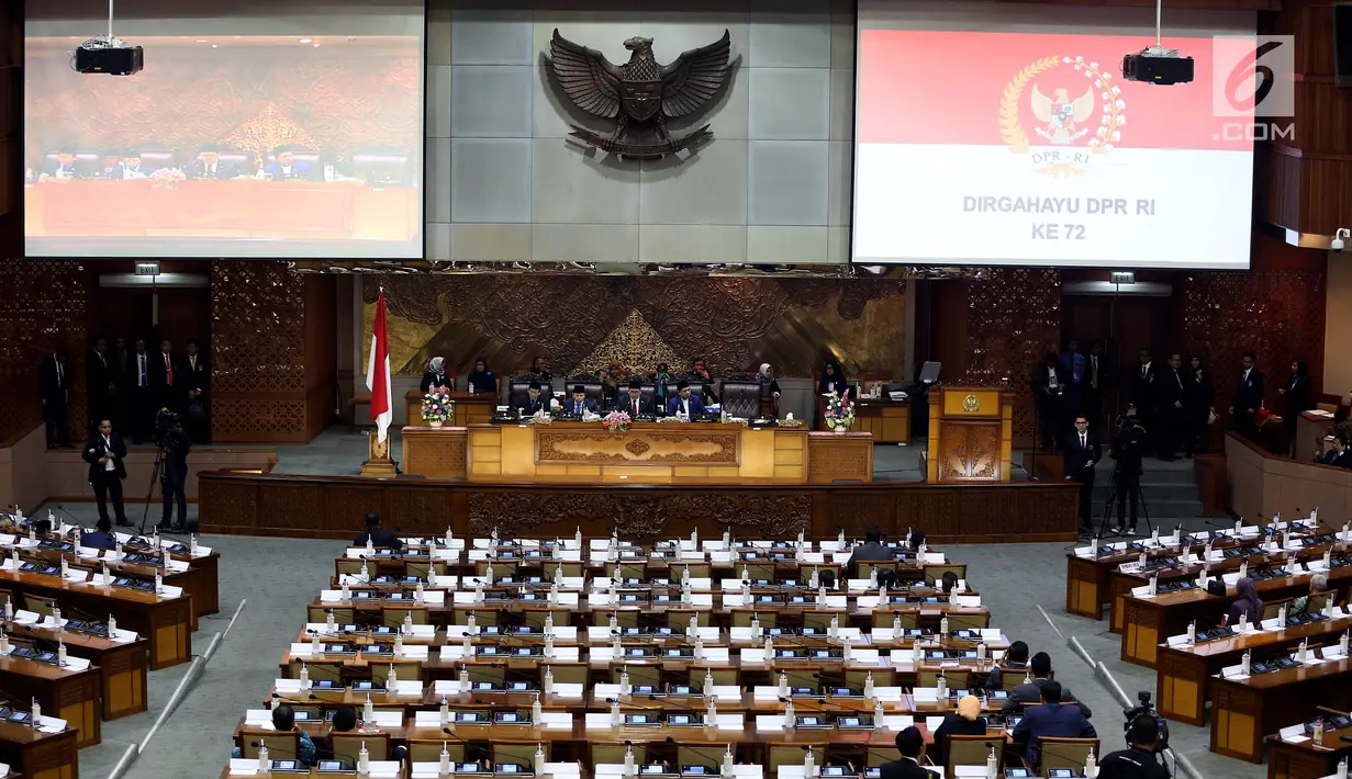 Wakil Ketua DPR Fadli Zon memimpin rapat paripurna dalam rangka peringatan HUT ke-72 DPR RI di gedung DPR, Senayan, Jakarta, Selasa (29/8). Sidang Paripurna tersebut guna melaporkan kinerja anggota dewan selama 2016-2017. (Liputan6.com/Johan Tallo)