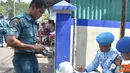 Citizen6, Surabaya: Selain operasi pada pengendara dari unsure TNI, Latek Opsgaktib itu pula menghentikan kendaraan pribadi dan umum yang menempelkan atribut TNI. (Pengirim: Penkobangdikal)