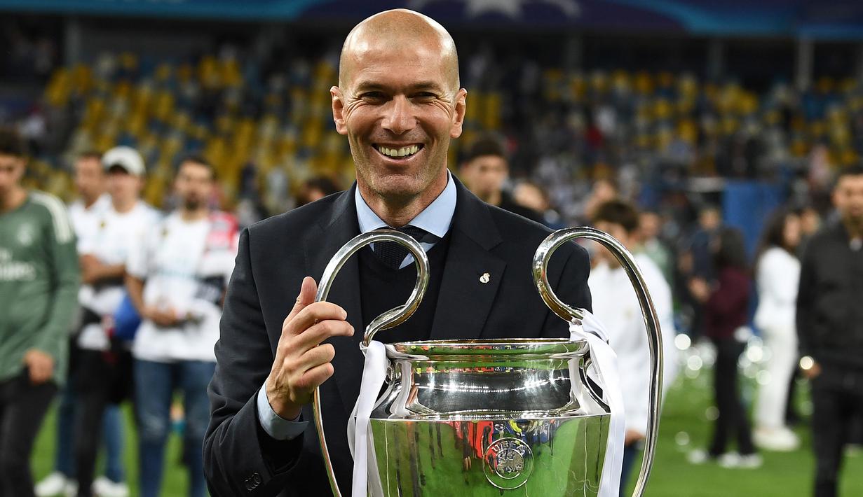 Zidane sukses membawa Madrid menciptakan rekor baru usai tak terkalahkan di 40 pertandingan secara beruntun. Dua setengah musim melatih Real Madrid, Zidane berhasil mempersembahkan tiga trofi Liga Champions. (AFP/Franck Fife)