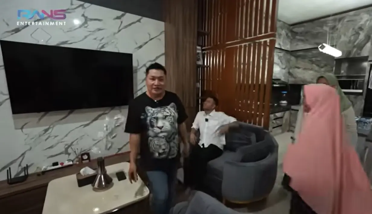 Melalui akun instagramnya, pria asal Madura, Jawa Timur itu mengungkapkan rasa syukurnya diberikan rezeki lewat bos yang baik. Momen Raffi diruang tamu rumah asisten. Masuk dari pintu utama langsung ke ruang tamu. Terdapat beberapa sofa buat santai atau menonton teve. [Youtube/Rans Entertainment]