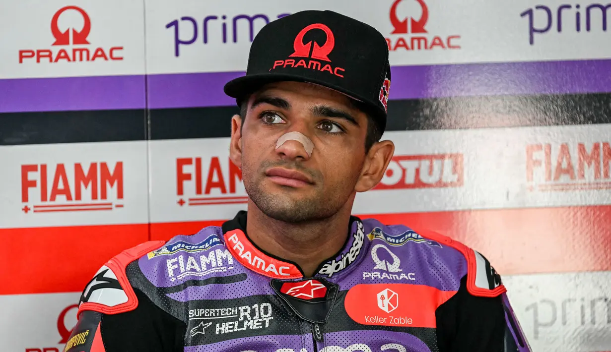 Pembalap Prima Pramac Racing, Jorge Martin menjelang latihan bebas pertama MotoGP Grand Prix Malaysia di Sirkuit Internasional Sepang, 1 November 2024. Jorge Martin percaya diri mengunci gelar juara dunia MotoGP 2024 pada balapan di MotoGP Malaysia. (MOHD RASFAN/AFP)