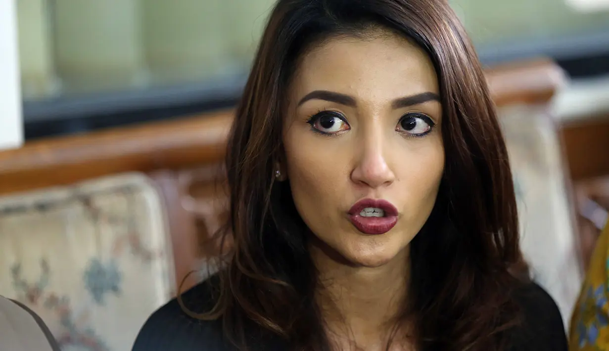 "Itu hanya gosip atau malah itu fitnah. Karena Atalarik itu kenal sama orang yang dicurigai itu dan punya istri. Sering ketmeu malah ada istrinya. Kok jadi blunder," ujar Busro di Rumpi No Secret, kawasan Tendean, Kamis (27/7). (Nurwahyunan/Bintang.com)